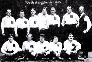 Die Mannschaft des Karlsruher FV 1910. Rechts unser zukünftiger Trainer William Townley.